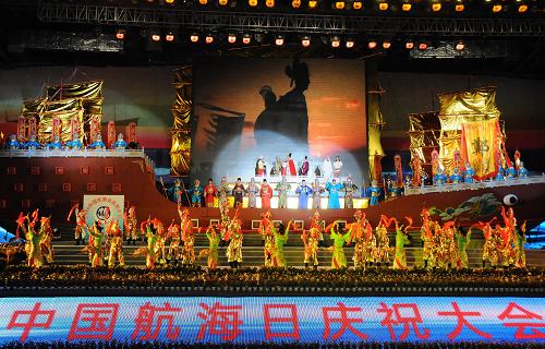 2010年中國航海日慶祝大會在福建泉州舉行 7月11日,演員在表演《壯哉·鄭和船隊》及《金鳴輝煌》。 當日,2010年中國航海日慶祝大會在福建泉州海峽體育館舉行,來自30多個國家和地區(qū)的上千名嘉賓出席慶?;顒?。本屆航海日活動主題為“海洋·海峽·海員”,重點展示閩臺兩地獨特的“五緣”關系,泉州“海上絲綢之路”歷史文化底蘊,以及海峽兩岸經(jīng)貿(mào)文化合作發(fā)展前景。 新華社發(fā)(張晨岑 攝)