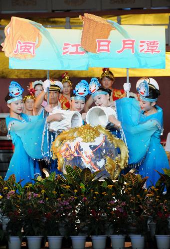 7月11日,閩江與日月潭之水在“五緣之水”的聚水儀式上匯聚。 當日,2010年中國航海日慶祝大會在福建泉州海峽體育館舉行,來自30多個國家和地區(qū)的上千名嘉賓出席慶?;顒?。本屆航海日活動主題為“海洋·海峽·海員”,重點展示閩臺兩地獨特的“五緣”關系,泉州“海上絲綢之路”歷史文化底蘊,以及海峽兩岸經(jīng)貿(mào)文化合作發(fā)展前景。 新華社發(fā)(張晨岑 攝)