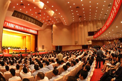 8月4日,與會(huì)代表在省委禮堂參加誓師大會(huì)。當(dāng)日是距離2010年廣州亞運(yùn)會(huì)開幕倒計(jì)時(shí)100天的日子,廣東省舉行廣州亞運(yùn)會(huì)倒計(jì)時(shí)100天誓師動(dòng)員大會(huì)。全省各個(gè)相關(guān)部門將在未來的100天里通過有針對(duì)性的實(shí)戰(zhàn)性演練發(fā)現(xiàn)問題、解決問題,確保完成廣州亞運(yùn)會(huì)的各項(xiàng)籌備任務(wù)。 新華社記者盧漢欣攝
