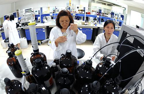 8月6日,天士力集團(tuán)研發(fā)人員通過分析儀器對中藥提取物進(jìn)行分析。 由國家衛(wèi)生部、科技部、天津市人民政府聯(lián)合召開的“現(xiàn)代中藥國際化產(chǎn)學(xué)研聯(lián)盟啟動暨復(fù)方丹參滴丸美國FDA二期臨床試驗(yàn)結(jié)果報告會”宣布,復(fù)方丹參滴丸成為我國第一例圓滿完成美國食品與藥品監(jiān)督管理局FDAⅡ期臨床試驗(yàn),并即將進(jìn)入FDAⅢ期臨床試驗(yàn)的中成藥。歷經(jīng)坎坷的中國中藥國際化之路終于取得了新突破。 新華社記者 劉海峰 攝