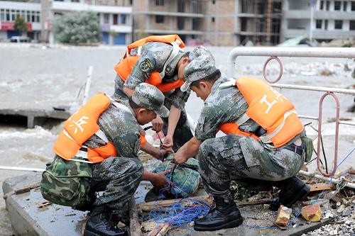 8月9日9時許,工兵在實施第二次爆破前捆綁炸藥。 據(jù)甘肅抗旱防汛指揮部工作組現(xiàn)場電話報告,8月9日8時18分,蘭州軍區(qū)某集團軍工兵團爆破小組對舟曲縣阻水的堰塞體實施第一次爆破,隨后,武警水電部隊進行機械開挖,現(xiàn)場觀測,使堰塞體內(nèi)的洪水下泄加速。 9時34分,工兵部隊進行第二次爆破,目前除險工作正在進行中。 新華社記者 張永進 攝