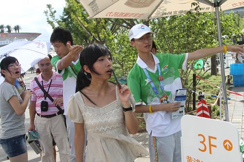 8月9日,在上海世博園內(nèi),兩名“小白菜”在為游客指路。 當(dāng)日是上海世博會(huì)第八批“小白菜”正式上崗的第一天。這批志愿者主要來自上海政法學(xué)院、上海工程技術(shù)大學(xué)、上海電力學(xué)院、上海體育學(xué)院、上海建橋?qū)W院五所高校。上海世博局提供的數(shù)據(jù)顯示,共計(jì)35419名園區(qū)志愿者完成了以往7個(gè)批次的志愿服務(wù),他們中的絕大多數(shù)是“80后”和“90后”。 新華社記者汪永基攝
