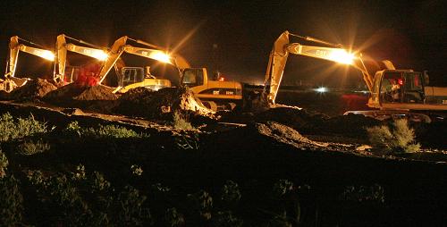 近30臺挖掘機(jī)連夜施工(8月8日攝)。 經(jīng)過兩個(gè)月的艱苦鏖戰(zhàn),塔中至輪南天然氣管道復(fù)線日前成功橫穿中國最長內(nèi)陸河——塔里木河,管道穿越長度達(dá)到1823米,穿越點(diǎn)河面寬450米,創(chuàng)造了國內(nèi)813毫米管徑定向穿越最長距離的紀(jì)錄。 塔中至輪南天然氣輸氣管道位于塔克拉瑪干沙漠腹地,是補(bǔ)充我國能源動脈——西氣東輸氣源的重點(diǎn)工程。管道南起塔中Ⅰ號氣田,北至西氣東輸輪南站二期工程,全長273千米。 新華社發(fā)(陳士兵 攝)