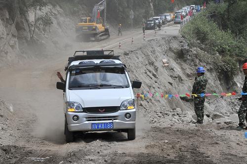 8月10日,車輛在武警官兵的指揮下通過(guò)路基垮塌處的便道。 當(dāng)日,因路基和橋梁垮塌中斷通車16天的川藏公路波密縣索通村路段小型車輛恢復(fù)通行,近300臺(tái)小型車輛在武警交通部隊(duì)官兵的指揮下,有序順利地通過(guò)了剛剛搶修出的鋼架橋和臨江靠崖便道。目前,武警交通部隊(duì)官兵仍在一線緊張施工,拓寬道路,力爭(zhēng)盡早讓大型車輛通過(guò)。初步預(yù)計(jì)該段道路有望在一周后全面恢復(fù)暢通。 新華社發(fā)(劉云攝)