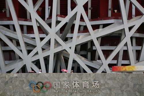 鳥巢收入5.5億元 實(shí)現(xiàn)基本收支平衡 8月10日,幾名游客在國家體育場“鳥巢”外參觀游覽。 在8月9日舉行的北京奧運(yùn)城市發(fā)展論壇上,北京市國有資產(chǎn)經(jīng)營有限責(zé)任公司董事長李愛慶介紹,從對外開放至7月底,國家體育場“鳥巢”累計(jì)接待游客達(dá)1300萬人次,實(shí)現(xiàn)運(yùn)營收入達(dá)5.5億元,實(shí)現(xiàn)基本收支平衡。 新華社發(fā)(崔新鈺攝)