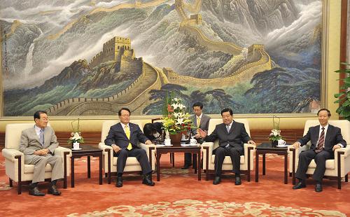8月11日,中共中央政治局常委、全國(guó)政協(xié)主席賈慶林在北京人民大會(huì)堂會(huì)見以國(guó)會(huì)副議長(zhǎng)鄭義和為團(tuán)長(zhǎng)的韓國(guó)超黨派國(guó)會(huì)議員代表團(tuán)。 新華社記者黃敬文攝