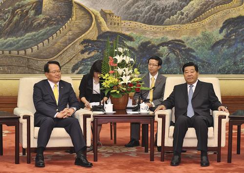 8月11日,中共中央政治局常委、全國(guó)政協(xié)主席賈慶林在北京人民大會(huì)堂會(huì)見以國(guó)會(huì)副議長(zhǎng)鄭義和為團(tuán)長(zhǎng)的韓國(guó)超黨派國(guó)會(huì)議員代表團(tuán)。 新華社記者黃敬文攝