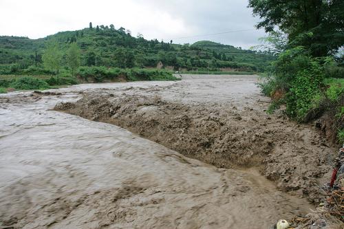 甘肅成縣遭受特大暴雨襲擊 8月12日,甘肅成縣普降大雨,其中北部山區(qū)黃渚發(fā)生特大暴雨。暴雨致使成縣城區(qū)移動(dòng)通訊中斷,境內(nèi)東河流域多艘采沙船被洪水沖至下游,致使東河兩座大橋受到嚴(yán)重撞擊,大橋橋體出現(xiàn)多處裂縫,目前東河兩座大橋已被交管部門戒嚴(yán),東河兩岸交通中斷。成縣境內(nèi)受災(zāi)最為嚴(yán)重的黃渚鎮(zhèn)通訊、交通中斷,無(wú)法與外界取得聯(lián)系。 新華社發(fā)(燕海潮 攝)