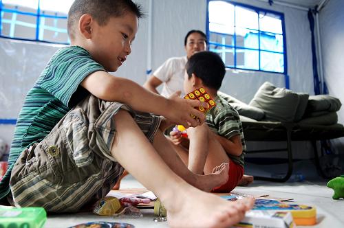 8月12日,6歲的小朋友耿昕(左)在自家?guī)づ窭锖透绺缫黄鹜嫠!?8月12日是甘肅舟曲特大山洪泥石流災(zāi)害發(fā)生后的第5天,舟曲受災(zāi)群眾臨時(shí)安置點(diǎn)的各類(lèi)設(shè)施逐漸齊全,受災(zāi)群眾在這里重啟生活。 新華社記者 張宏祥 攝