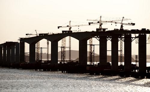 平潭海峽大橋?qū)⒔Y(jié)束福建第一大島輪渡史 平潭海峽大橋合龍?jiān)诩矗?月11日攝)。 全長4976米、總投資逾11億元的跨海大橋——福建平潭海峽大橋自2007年11月開工建設(shè)以來,目前已完成施工總產(chǎn)值超過90%,進(jìn)入最后合龍沖刺階段,計(jì)劃于2011年元旦前建成通車。平潭海峽大橋是福建第一大島——平潭島的首條出島快捷通道,大橋的建成將結(jié)束該島40萬居民長期依靠輪渡往來的歷史。 新華社記者姜克紅攝