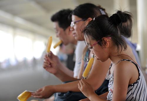 8月13日,游客在上海世博會(huì)高架步道下吃冰棍降溫。 當(dāng)日12時(shí)33分,上海中心氣象臺(tái)、世博氣象臺(tái)更新世博園區(qū)高溫橙色預(yù)警信號(hào)為高溫紅色預(yù)警信號(hào),提醒游客做好防暑降溫工作,合理安排參觀活動(dòng)。下午兩點(diǎn)園區(qū)的最高溫度已經(jīng)達(dá)到40.7℃。 新華社記者周華攝