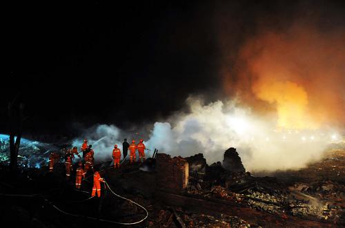 伊春市連夜展開鞭炮廠爆炸余火撲救及搜救工作 8月16日,消防和救援人員在現(xiàn)場進(jìn)行短暫休息。 當(dāng)日9時(shí)45分許,黑龍江伊春市烏馬河區(qū)華利實(shí)業(yè)有限公司(鞭炮廠)發(fā)生爆炸。伊春市對(duì)鞭炮廠爆炸余火及搜救工作持續(xù)到夜間。消防及救援人員連夜展開對(duì)爆炸余火的撲救和傷亡人員的搜救工作。 新華社記者 王建威 攝