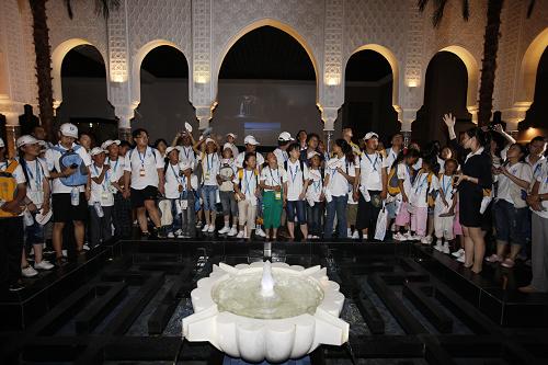 9月15日,來自青海玉樹地震災區(qū)的中小學生在上海世博園摩洛哥館內(nèi)參觀。 當日,青海玉樹地震災區(qū)兩所希望學校的30名中小學生受聯(lián)合利華公司資助來到上海參觀世博園。第一次離開家鄉(xiāng)的他們在志愿者陪伴下,走進英國、中國、芬蘭、丹麥、盧森堡等國家館,零距離感受世博魅力。 新華社記者任正來攝