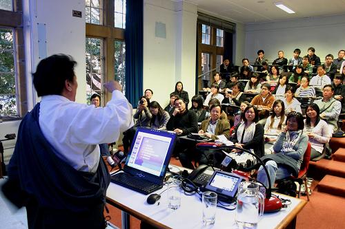 9月16日,在澳大利亞悉尼大學孔子學院舉行的交流活動上,西藏社科院宗教所所長次仁加布在介紹藏傳佛教。 以西藏社會科學院宗教研究所所長次仁加布為團長的中國藏學家代表團一行5人,當日在悉尼大學孔子學院與學院師生以及學術界人士交流。他們將在悉尼進行為期兩天的訪問。 新華社記者唐明攝