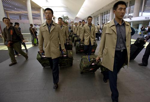 9月17日,中國人民解放軍儀仗方隊(duì)士兵在墨西哥首都墨西哥城準(zhǔn)備乘飛機(jī)回國。 今年墨西哥邀請了中國、美國、俄羅斯、巴西等16個(gè)國家的儀仗方隊(duì)參加9月16日在墨西哥城舉行的獨(dú)立日慶典閱兵。參加閱兵慶典的中國人民解放軍儀仗方隊(duì)由36人組成。 新華社記者 鮑菲菲 攝