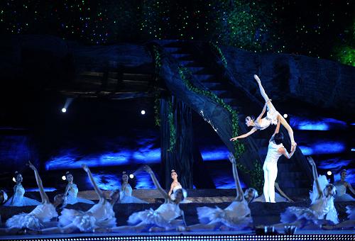 9月27日,演員在慶典晚會(huì)上表演。 當(dāng)日,2010年世界旅游日全球主會(huì)場(chǎng)慶典活動(dòng)在廣州舉行,今年世界旅游日的主題為“旅游與生物多樣性”。 新華社記者 盧漢欣 攝