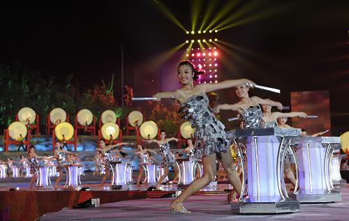 9月27日,演員在慶典晚會(huì)上表演。 當(dāng)日,2010年世界旅游日全球主會(huì)場(chǎng)慶典活動(dòng)在廣州舉行,今年世界旅游日的主題為“旅游與生物多樣性”。 新華社記者 盧漢欣 攝