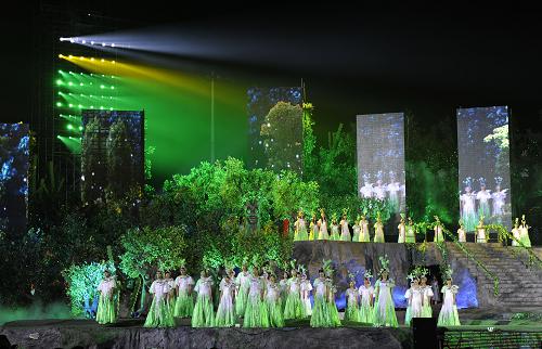9月27日,演員在慶典晚會(huì)上表演,晚會(huì)的舞臺(tái)以一千多棵樹木搭成,與今年世界旅游日的主題“旅游與生物多樣性”相呼應(yīng)。 當(dāng)日,2010年世界旅游日全球主會(huì)場(chǎng)慶典活動(dòng)在廣州舉行,今年世界旅游日的主題為“旅游與生物多樣性”。 新華社記者 盧漢欣 攝