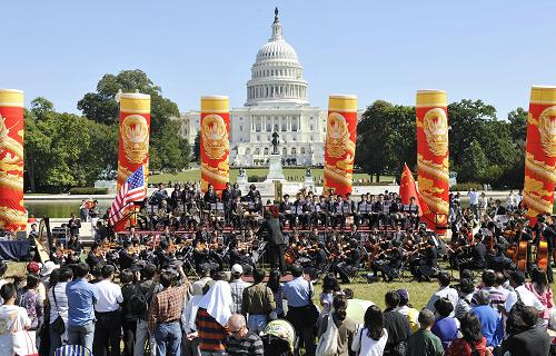 中國文化節(jié)在華盛頓舉行 10月2日,在美國首都華盛頓國會山前,北京101中學(xué)金帆交響樂團在中國文化節(jié)上演奏。值中國國慶之際,第十二屆華盛頓中國文化節(jié)當日在華盛頓舉行,通過展示中華文化,讓當?shù)厝烁玫亓私庵袊?,增進兩國人民友誼。 新華社記者 張軍 攝