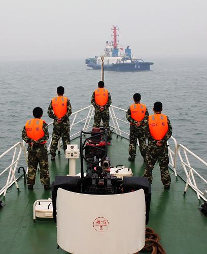 河北海警巡邏艇在曹妃甸海域巡邏(10月5日攝)。 “十一”黃金周期間,擔(dān)負(fù)著河北省對(duì)外開放口岸邊防檢查、沿海治安維穩(wěn)和2萬多平方公里海域海上執(zhí)法等任務(wù)的河北邊防總隊(duì)官兵,堅(jiān)守在自己的工作崗位上,加強(qiáng)口岸邊防檢查、海上巡邏和治安管控,守護(hù)沿海邊防轄區(qū)的安寧與穩(wěn)定。 新華社記者 楊世堯 攝
