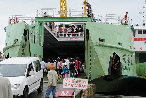 10月6日,滯留旅客及車輛正在登船,準(zhǔn)備出港。 由于海上風(fēng)力級(jí)別降低,瓊州海峽所有抗風(fēng)等級(jí)7級(jí)以上的客滾船6日上午恢復(fù)運(yùn)行。 自10月3日9時(shí)30分起,受海上強(qiáng)風(fēng)影響,瓊州海峽抗風(fēng)等級(jí)8級(jí)及8級(jí)以下客滾船全部停航。截至5日18時(shí),港口滯留旅客達(dá)6000余人,滯留車輛近1400輛。自3日瓊州海峽部分客滾船停航以來(lái),停航時(shí)間已達(dá)70個(gè)小時(shí)。 新華社記者 王存福 攝