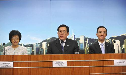 香港進(jìn)行醫(yī)療改革第二階段公眾咨詢 10月6日,香港特區(qū)政府食物及衛(wèi)生局局長(zhǎng)周一岳(中)與媒體見面。 當(dāng)日,香港啟動(dòng)醫(yī)療改革第二階段公眾咨詢,市民可對(duì)醫(yī)療保障計(jì)劃的詳細(xì)內(nèi)容提出意見。 新華社記者黃曉勇攝