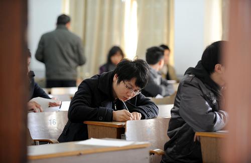 12月5日,在浙江大學(xué)考點(diǎn),考生在考場內(nèi)答題。 當(dāng)日,2011年度中央機(jī)關(guān)及其直屬機(jī)構(gòu)招錄公務(wù)員考試的公共科目筆試在全國31個(gè)省(區(qū)市)同時(shí)舉行,考試科目包括行政職業(yè)能力測試和申論兩科,全國報(bào)名總?cè)藬?shù)突破140萬。據(jù)了解,本次考試浙江24個(gè)考點(diǎn)全部設(shè)在杭州,約6萬名考生參加考試。 新華社發(fā)
