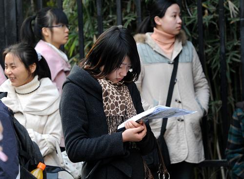 12月5日,在南京女子中??键c(diǎn),參加國家公務(wù)員考試的考生在等候進(jìn)場時(shí)抓緊復(fù)習(xí)。 當(dāng)日,2011年度中央機(jī)關(guān)及其直屬機(jī)構(gòu)招錄公務(wù)員考試的公共科目筆試在全國31個(gè)?。▍^(qū)市)同時(shí)舉行,考試科目包括行政職業(yè)能力測試和申論兩科,全國報(bào)名總?cè)藬?shù)突破140萬。據(jù)了解,此次考試江蘇省分別在4個(gè)考區(qū)南京、無錫、徐州、揚(yáng)州設(shè)立了46個(gè)考點(diǎn),考生總數(shù)達(dá)62182人。 新華社記者 孫參 攝