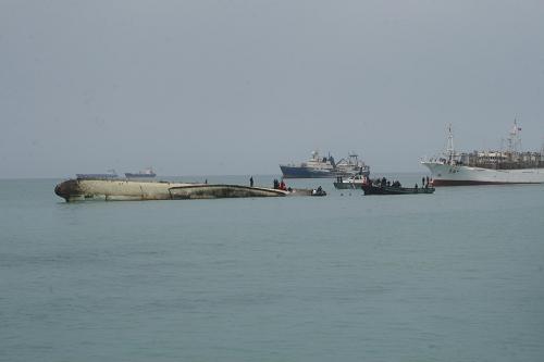 12月8日,在秘魯卡亞俄水域,秘魯搜救人員在中國(guó)煙臺(tái)海洋漁業(yè)公司“富源三號(hào)”漁船傾覆地點(diǎn)實(shí)施救援。 經(jīng)過(guò)近20個(gè)小時(shí)的緊張營(yíng)救,4名被困在傾覆漁船中的中國(guó)船員中3人已于8日下午在秘魯卡亞俄水域平安脫險(xiǎn)。 新華社發(fā)(路易斯·卡瑪楚攝)