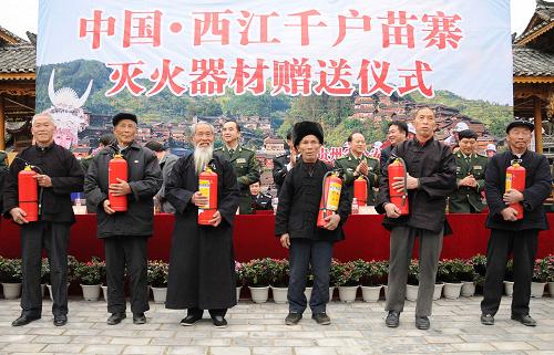 12月9日,西江苗寨幾位村民在贈(zèng)送儀式上領(lǐng)取滅火器。 當(dāng)日,貴州省公安廳、消防總隊(duì)等單位為位于貴州省黔東南州的西江千戶苗寨贈(zèng)送了一批滅火器材,幫助擁有1300多戶苗寨的西江苗寨提高防火滅火能力。近年來(lái),在各級(jí)政府和社會(huì)各界的幫助下,由大量傳統(tǒng)木結(jié)構(gòu)建筑組成的西江千戶苗寨裝配了一批消防栓、水槍、機(jī)動(dòng)泵等現(xiàn)代滅火裝備,改變了過(guò)去全靠從水缸挑水撲火的滅火方式,有效地控制住了“火燒連營(yíng)”等重大火災(zāi)的發(fā)生。 新華社記者 李勁峰 攝