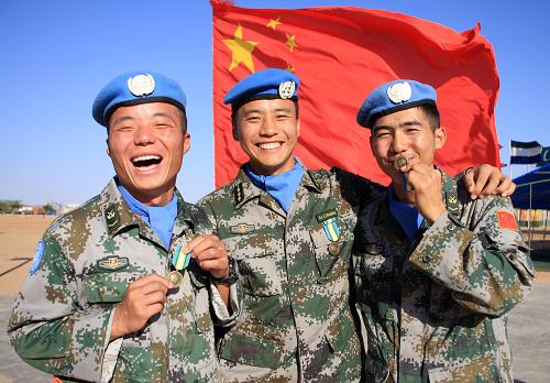 1月24日,中國赴達(dá)爾富爾維和大隊(duì)官兵授勛后親吻勛章。 當(dāng)日,聯(lián)合國在蘇丹南達(dá)爾富爾州首府尼亞拉向中國第四批赴達(dá)爾富爾維和大隊(duì)的315名官兵授予“和平榮譽(yù)勛章”,以表彰他們在維和行動中做出的突出貢獻(xiàn),其中有84名官兵第二次獲得了該項(xiàng)榮譽(yù)。 新華社發(fā)(鄭少華 攝)