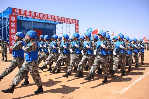 1月24日,中國維和大隊(duì)在授勛儀式上接受檢閱。 當(dāng)日,聯(lián)合國在蘇丹南達(dá)爾富爾州首府尼亞拉向中國第四批赴達(dá)爾富爾維和大隊(duì)的315名官兵授予“和平榮譽(yù)勛章”,以表彰他們在維和行動中做出的突出貢獻(xiàn),其中有84名官兵第二次獲得了該項(xiàng)榮譽(yù)。 新華社發(fā)(鄭少華 攝)