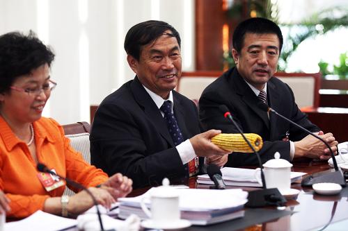 3月6日,全國(guó)人大代表、遼寧省鳳城市鳳山區(qū)大梨樹村黨委書記毛豐美(中)在審議政府工作報(bào)告時(shí)說,要想當(dāng)好村干部,首先要有一顆農(nóng)民心,要站在農(nóng)民的角度看問題。其次要有責(zé)任心,組織上派你當(dāng)村干部,就是要你承擔(dān)起責(zé)任來。不管是當(dāng)村主任助理還是當(dāng)支部書記助理,都要沉下心來踏踏實(shí)實(shí)干。三是要有耐心,要能學(xué)會(huì)吃苦吃累吃埋怨。 新華社記者 于力 攝