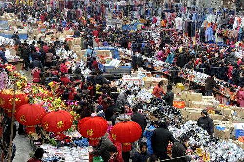 2月12日,山東省棗莊市山亭區(qū)農(nóng)村年集上的人群熙熙攘攘。農(nóng)歷虎年春節(jié)將至,農(nóng)村大集年味十足,琳瑯滿目的商品吸引了大批農(nóng)民前來購買年貨。新華社發(fā)(李宗憲 攝)
