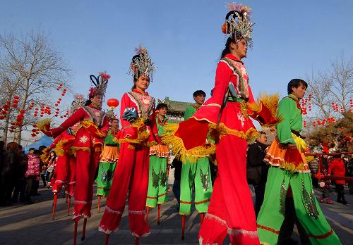 2月13日,演員在龍?zhí)稄R會上表演踩高蹺。當(dāng)日,北京各大公園舉辦的新春廟會活動陸續(xù)拉開帷幕。這些形式各異、精彩紛呈的廟會將在節(jié)日期間為首都市民以及國內(nèi)外游客送上精彩的新春文化大餐。新華社記者 公磊 攝