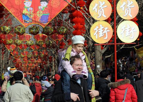 2月13日,外國游客逛地壇廟會。當(dāng)日,北京各大公園舉辦的新春廟會活動陸續(xù)拉開帷幕。這些形式各異、精彩紛呈的廟會將在節(jié)日期間為首都市民以及國內(nèi)外游客送上精彩的新春文化大餐。新華社記者 張旭 攝