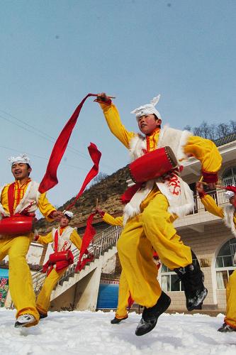2月13日,安塞縣侯溝門(mén)村的年輕人打起安塞腰鼓迎虎年。當(dāng)日,記者來(lái)到陜西省安塞縣沿河灣鎮(zhèn)侯溝門(mén)村采訪,除感受到這里濃厚的節(jié)日氣氛外,記者還看到村民忙碌的身影不斷在蔬菜大棚里閃過(guò),施肥、澆水、摘瓜...雖然是大年三十,村民們也沒(méi)有完全放下手中的農(nóng)活。新華社記者 陳昌奇 攝