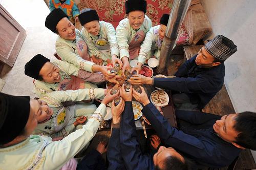 2月13日,布依族同胞吃“年午飯”慶團(tuán)圓。當(dāng)日,在貴陽市花溪區(qū)馬鈴鄉(xiāng)的水車壩布依寨里,布依族同胞們家家戶戶寫對聯(lián)、貼窗花、唱山歌,舉行新年“開門”儀式,迎接虎年春節(jié)的到來。新華社記者 歐東衢 攝