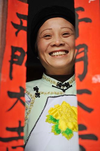 2月13日,布依族同胞舉行新年“開門儀式”。當(dāng)日,在貴陽市花溪區(qū)馬鈴鄉(xiāng)的水車壩布依寨里,布依族同胞們家家戶戶寫對聯(lián)、貼窗花、唱山歌,舉行新年“開門”儀式,迎接虎年春節(jié)的到來。新華社記者 歐東衢 攝