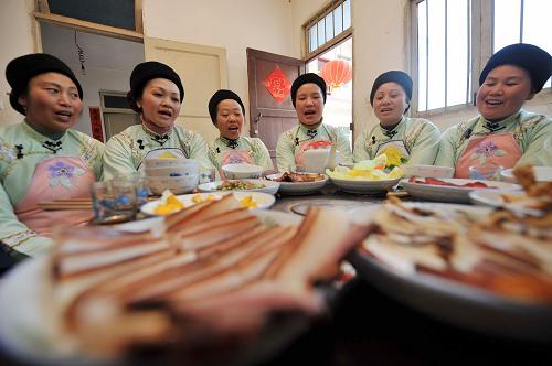 2月13日,布依族同胞在飯桌上同唱?dú)g慶的山歌:“今天三十是新春,大家姊妹來團(tuán)圓。今天吃頓團(tuán)圓飯,開開心心過新年。”當(dāng)日,在貴陽市花溪區(qū)馬鈴鄉(xiāng)的水車壩布依寨里,布依族同胞們家家戶戶寫對聯(lián)、貼窗花、唱山歌,舉行新年“開門”儀式,迎接虎年春節(jié)的到來。新華社記者 歐東衢 攝