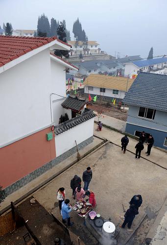 2月13日,在邛崍市南寶山永久安置點(diǎn),一戶人家在做團(tuán)圓飯。新華社記者 陳燮 攝