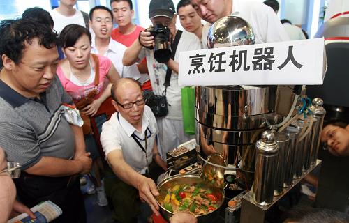 5月23日,在北京科博會(huì)上,工作人員端出由烹飪機(jī)器人“炒”出的一道菜肴。一款全智能操作的烹飪機(jī)器人在北京科博會(huì)上吸引了眾多觀眾的眼球。機(jī)器人胸前有一個(gè)人機(jī)互動(dòng)的屏幕,操作者可以進(jìn)行菜單選擇,將洗好的食材裝入標(biāo)準(zhǔn)盒后,用鼠標(biāo)啟動(dòng)程序,幾分鐘后,美味的菜肴就會(huì)做好。它還能實(shí)現(xiàn)遠(yuǎn)程遙控,即使身在辦公室,也可通過(guò)網(wǎng)絡(luò)或手機(jī)啟動(dòng)家中的烹飪機(jī)器人。新華社發(fā)(陳曉根 攝)