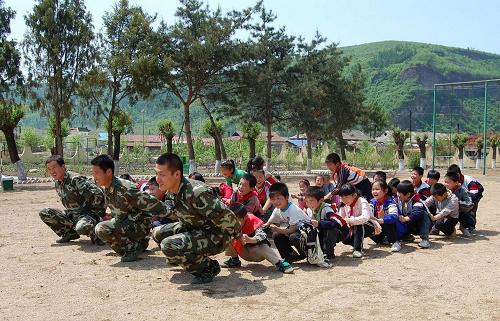 5月27日,在吉林延邊公安邊防支隊(duì)機(jī)動五隊(duì)的障礙場,邊防官兵與和龍市崇善鎮(zhèn)中心小學(xué)的小朋友們做游戲。當(dāng)日,吉林省公安邊防總隊(duì)號召所屬基層單位開展“警營開放迎六一”活動,組織駐地中小學(xué)生通過參觀警營、做游戲,感受警營生活,迎接即將到來的“六一”兒童節(jié)。新華社記者 周立權(quán) 攝