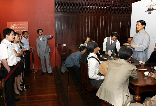 游客在中共一大會(huì)址紀(jì)念館內(nèi)參觀(6月5日攝)。新華社記者 劉穎 攝