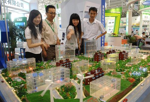 6月14日,在北京農(nóng)展館,一個新能源綜合利用系統(tǒng)模型吸引參觀者。 當天,以“綠色產(chǎn)業(yè),綠色消費”為主題的2009中國北京國際節(jié)能環(huán)保展覽會在京開幕。本屆展會吸引了250多家中外企業(yè)參展,涉及工業(yè)節(jié)能、循環(huán)經(jīng)濟、新能源與可再生能源、節(jié)能服務(wù)等多個領(lǐng)域。新華社發(fā)