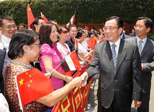 這是賀國(guó)強(qiáng)在開(kāi)羅機(jī)場(chǎng)受到中國(guó)駐埃及大使館工作人員、中資機(jī)構(gòu)、留學(xué)生和華僑華人代表的迎接。新華社記者 劉建生 攝