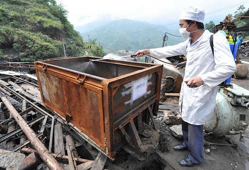 6月21日,在貴州省黔西南州晴隆縣新橋煤礦透水事故現(xiàn)場(chǎng),防疫人員在對(duì)現(xiàn)場(chǎng)進(jìn)行消毒。新華社記者 楊楹 攝