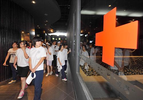 7月14日,來自北京各區(qū)縣的青少年學生在北京市禁毒教育基地參觀。當日,2009年北京市青少年禁毒教育夏令營開營,來自全市18個區(qū)縣的近百名青少年學生參加了開營儀式。此次禁毒教育夏令營旨在提高廣大青少年防毒拒毒的意識和能力,使身在校園的學子能更深刻地認識到毒品尤其是新型毒品對青少年的嚴重危害。新華社記者 羅曉光 攝