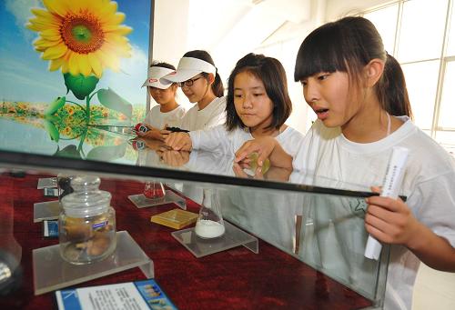 7月14日,幾名來自北京昌平五中的學生在北京市禁毒教育基地觀看毒品樣本。新華社記者 羅曉光 攝
