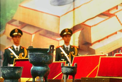 河南省文物征調(diào)入藏儀式上準(zhǔn)備移交的珍貴文物(7月14日攝)。新華社記者 王頌 攝